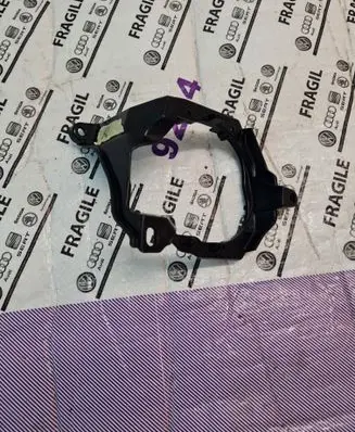 Ford Mustang VI Fog light bracket 