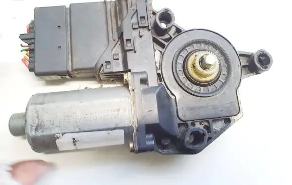 Volkswagen Golf IV Front door window regulator motor 101439202