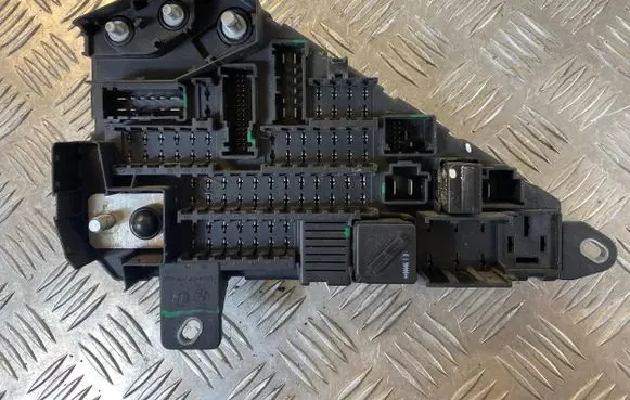 BMW 5 E60 E61 Fuse module 6906588 518811054