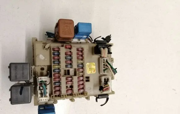 Nissan Primera Fuse module 24350AV700