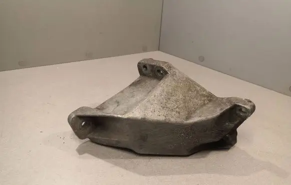 Volkswagen PASSAT B5.5 Engine mounting bracket 8D0199307L