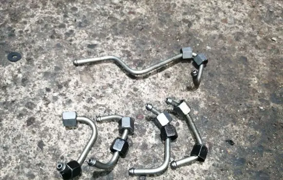 Fuel injector supply line/pipe