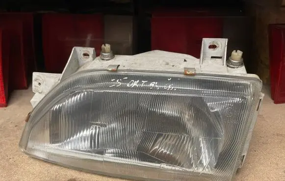 Ford Escort Headlight/headlamp 4311142L 084311142L