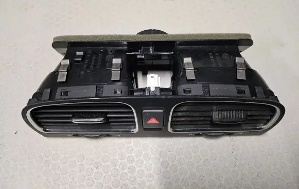 Volkswagen Golf VI Dash center air vent grill 5K0815735 5K0819728 5K0815736