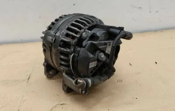 Volkswagen Jetta VI Generator/alternator 03C903023A 0124525093