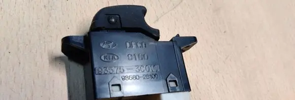 Hyundai Santa Fe Electric window control switch 9358026100