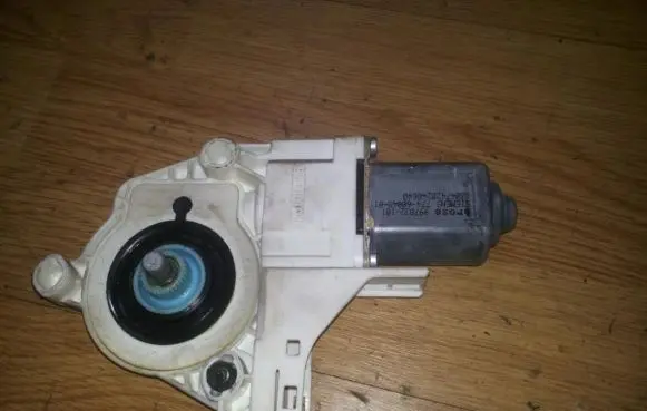 Peugeot 307 Front door window regulator motor 9681587880