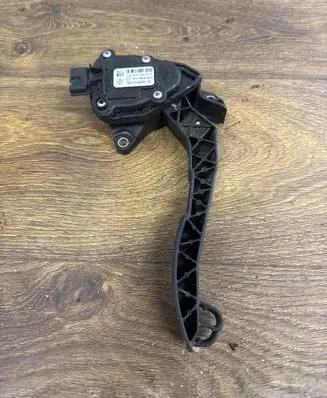 Accelerator throttle pedal