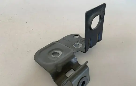 Audi Q7 4M Fender mounting bracket 4M0821168A