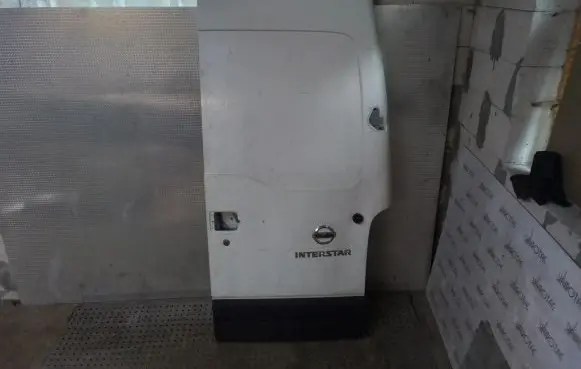 Nissan Interstar Rear door