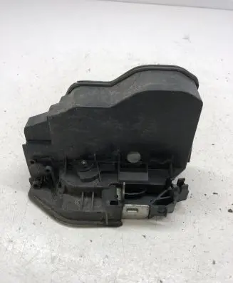 BMW X3 E83 Front door lock 7154628