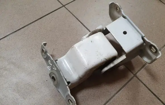 Opel Vivaro Loading door upper hinge 