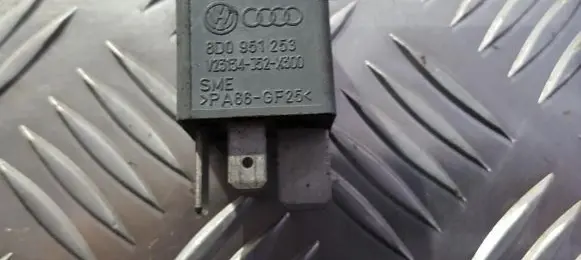 Volkswagen PASSAT B5.5 Other relay 8d0951253 v23134-j52-x300