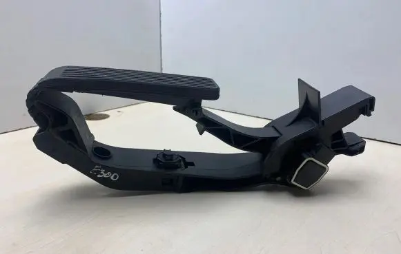 Mercedes-Benz E W211 Accelerator throttle pedal A2113010001 5183