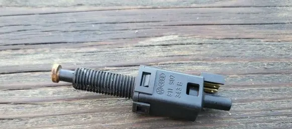 Audi A6 S6 C5 4B Brake pedal sensor switch 811907343B