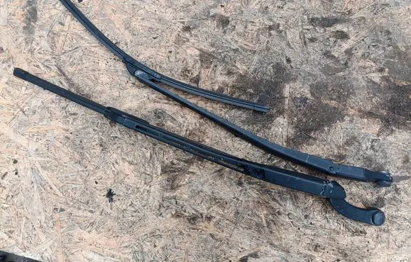 Front wiper blade arm