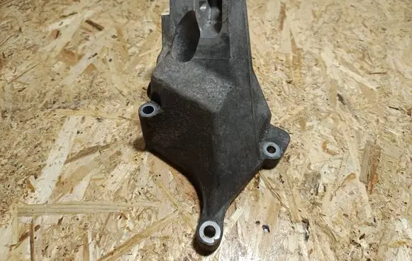 Mercedes-Benz CLS C218 X218 Engine mounting bracket A2782236204 ENKC46000
