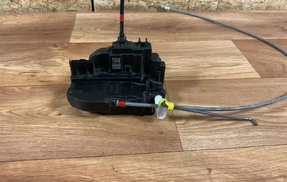 Nissan Note (E11) Front door lock 