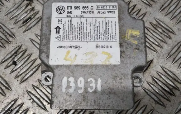 Volkswagen Touran I Airbag control unit/module 1T0909605C