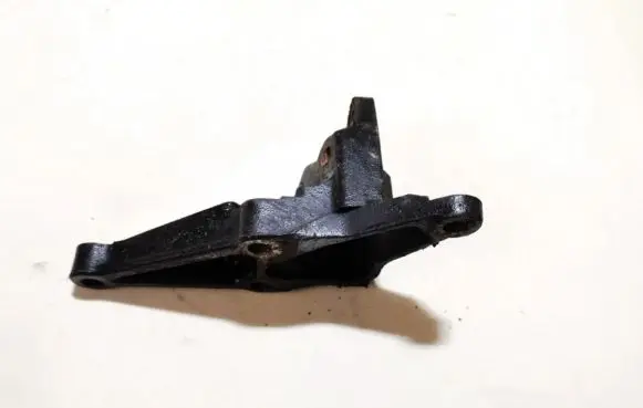 Engine mounting bracket