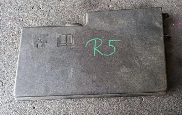 Ford Focus Fuse box cover AV6T14A076AB