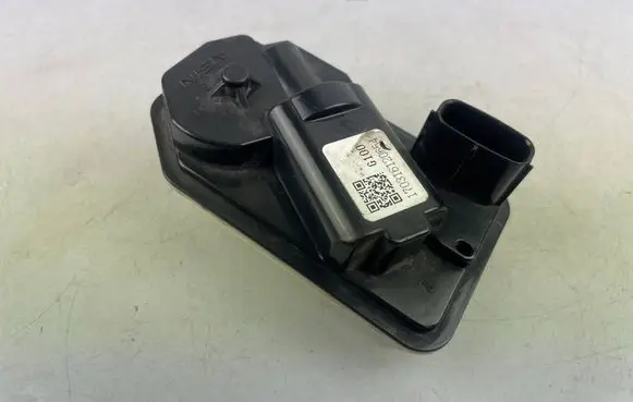 Toyota Prius (XW50) Radiator active air flap actuator G100 170316120654