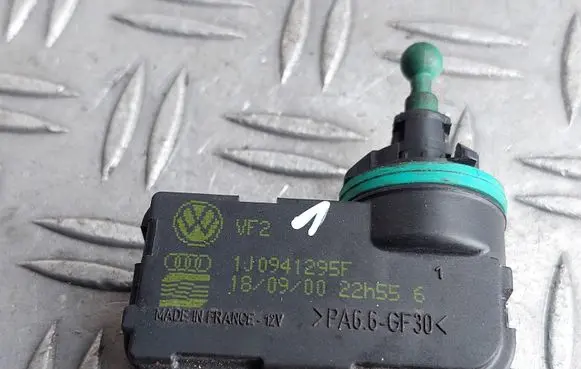 Volkswagen Golf IV Headlight level adjustment motor 1J0941295F