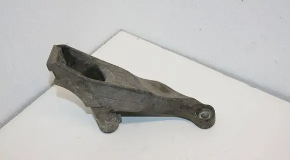 Engine mounting bracket