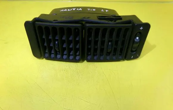 Citroen Xantia Dashboard side air vent grill/cover trim 9610618277