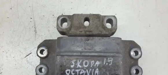 Skoda Octavia Mk2 (1Z) Engine mount bracket 1K0199555