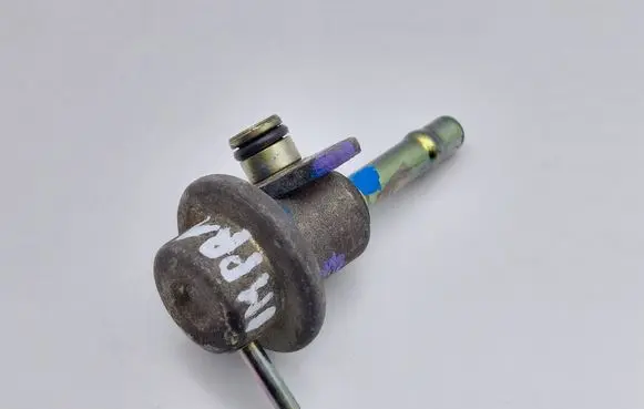 Subaru Impreza I Fuel pressure regulator