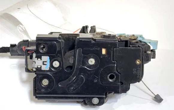 Volkswagen Touran I Rear door lock 7L0839016