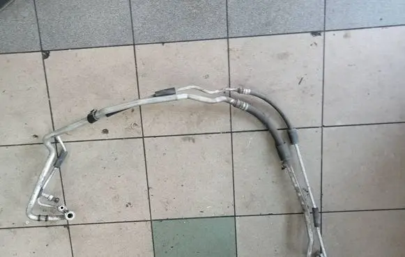 Opel Astra H Air conditioning (A/C) pipe/hose 105616093