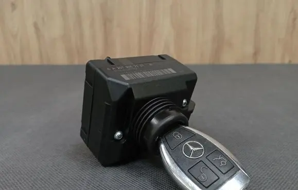 Mercedes-Benz E A207 Ignition lock 2079057101 A2079057101