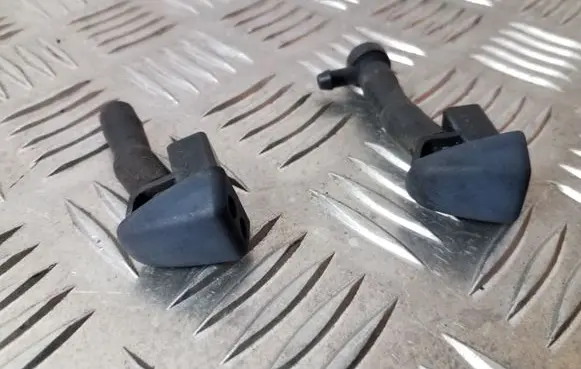 Volvo XC60 Windshield washer spray nozzle 