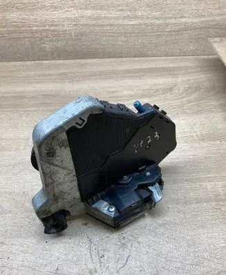 Toyota Auris 150 Front door lock 612609 Rightside