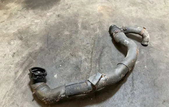 Volkswagen PASSAT B7 Engine coolant pipe/hose