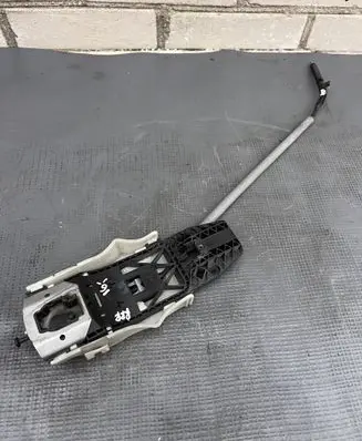Skoda Octavia Mk3 (5E) Front door exterior handle/bracket 5L0837885B