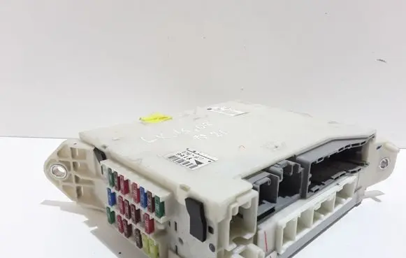 Lexus IS 220D-250-350 Fuse module 8273053050