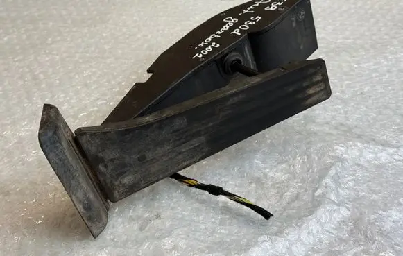 BMW 5 E39 Accelerator throttle pedal 6756492 675649202