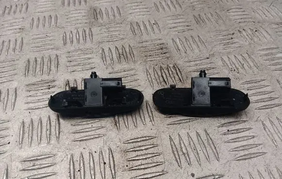 Audi Q3 8U Windshield washer spray nozzle 8U0955987A 8U0955988A