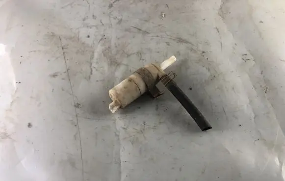 KIA Sorento Headlight washer pump 