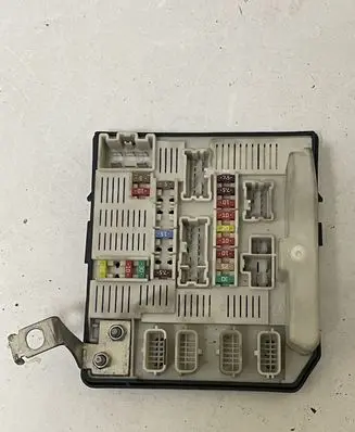 Renault Kangoo II Fuse module 8201044237