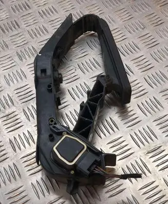 Mercedes-Benz C W203 Accelerator throttle pedal A2033000704
