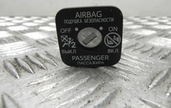 Toyota Prius (XW50) Passenger airbag on/off switch 2091S60 T9964