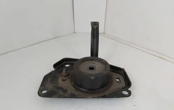 Peugeot 307 Engine mount bracket
