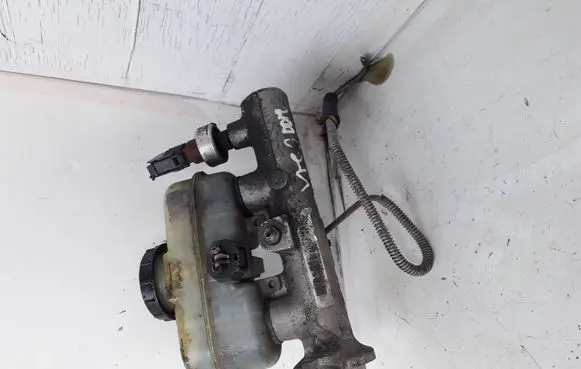 Ford Explorer Brake fluid reservoir 