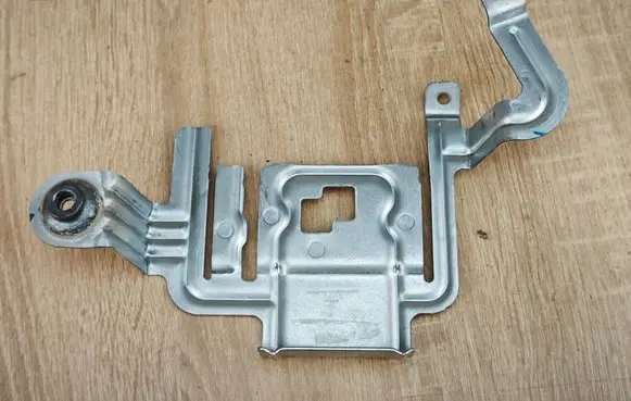 Volkswagen Amarok II Oil filter mounting bracket N1WT19H271AA