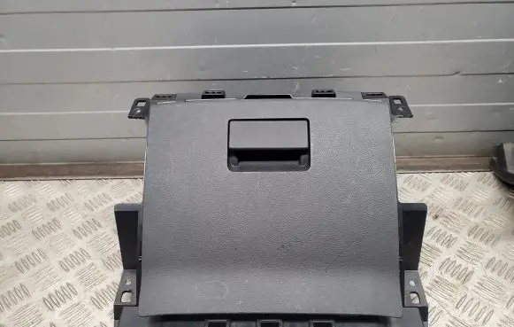 Cup holder front