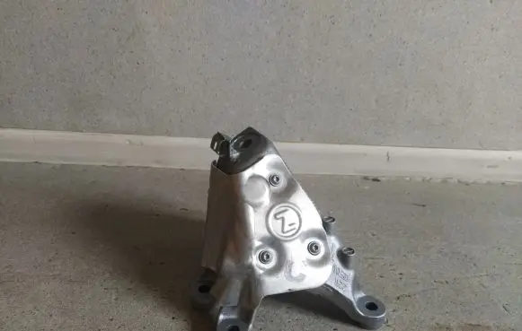 BMW 5 G30 G31 Engine mounting bracket 6870754
